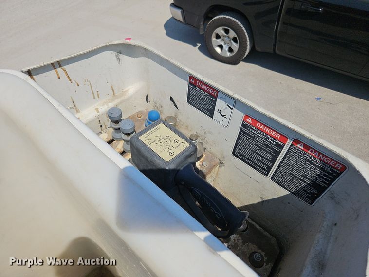 image for item OJ9831 2006 International  4300 bucket truck