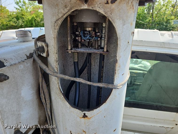 image for item OJ9831 2006 International  4300 bucket truck