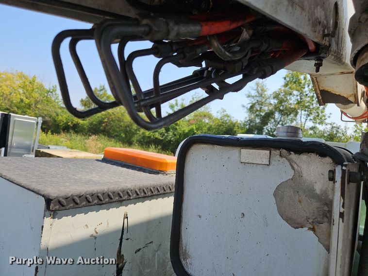 image for item OJ9831 2006 International  4300 bucket truck