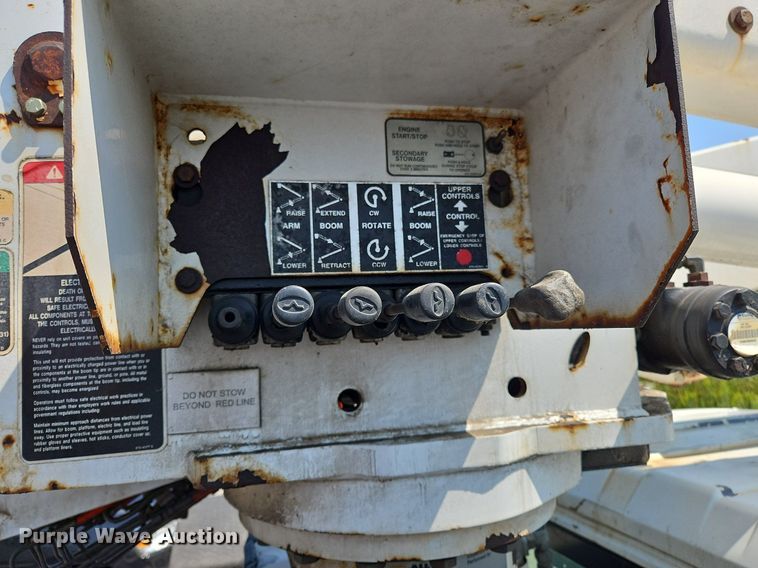 image for item OJ9831 2006 International  4300 bucket truck