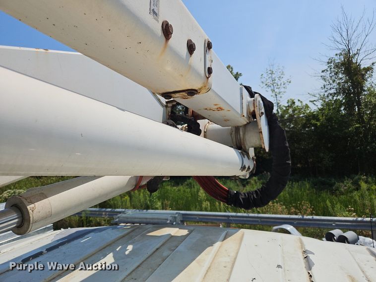 image for item OJ9831 2006 International  4300 bucket truck