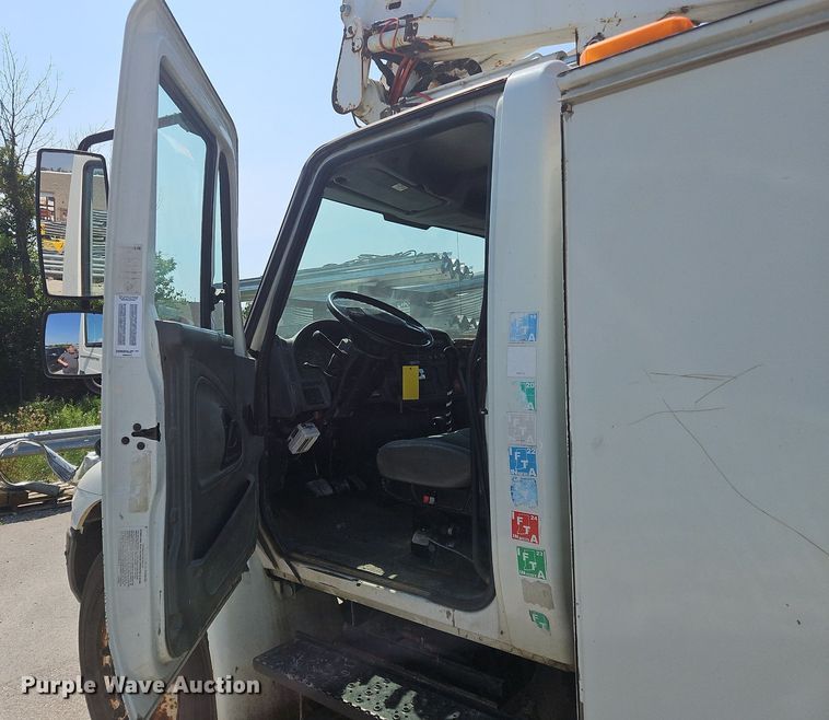 image for item OJ9831 2006 International  4300 bucket truck