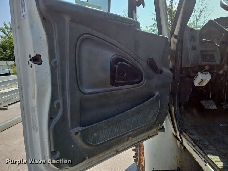 image for item OJ9831 2006 International  4300 bucket truck