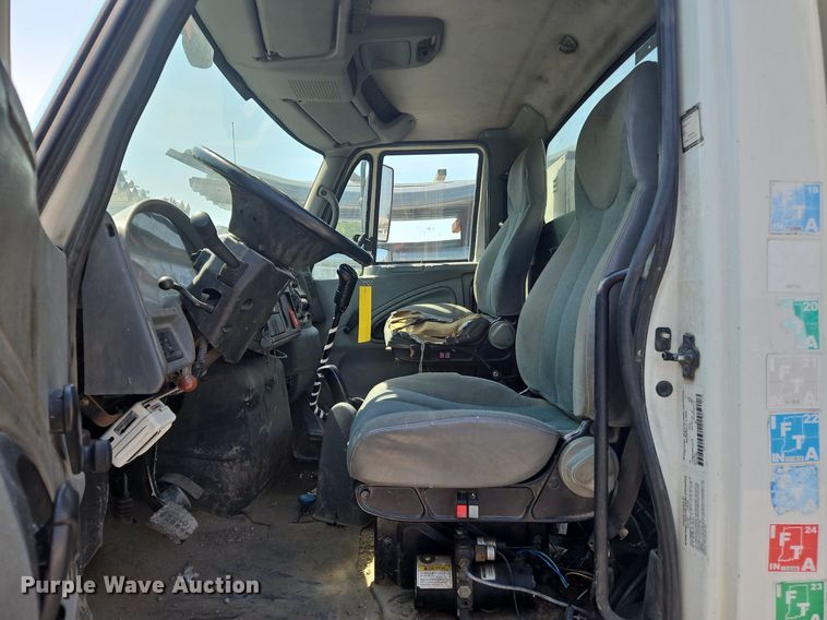 image for item OJ9831 2006 International  4300 bucket truck