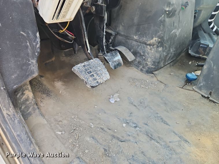 image for item OJ9831 2006 International  4300 bucket truck