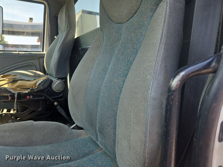 image for item OJ9831 2006 International  4300 bucket truck