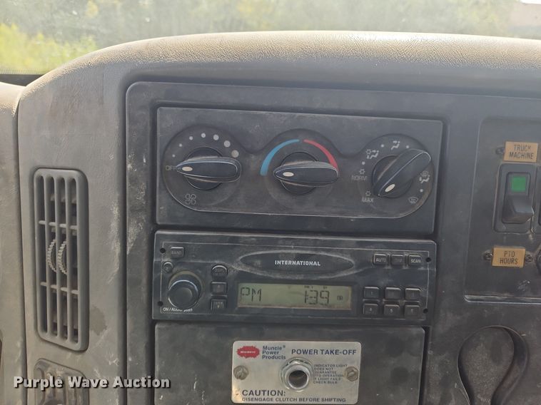 image for item OJ9831 2006 International  4300 bucket truck