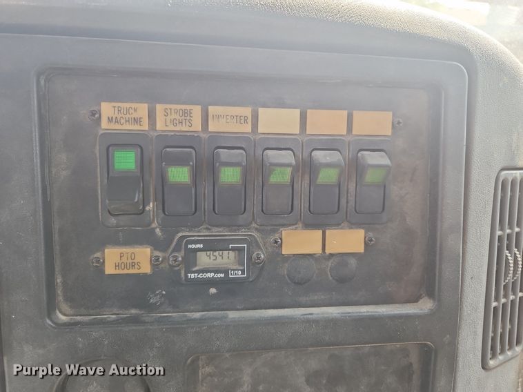 image for item OJ9831 2006 International  4300 bucket truck