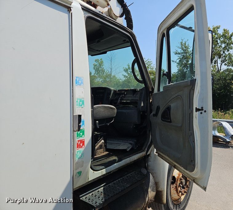 image for item OJ9831 2006 International  4300 bucket truck