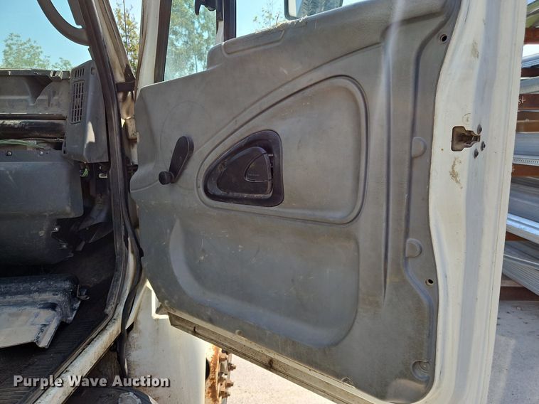 image for item OJ9831 2006 International  4300 bucket truck