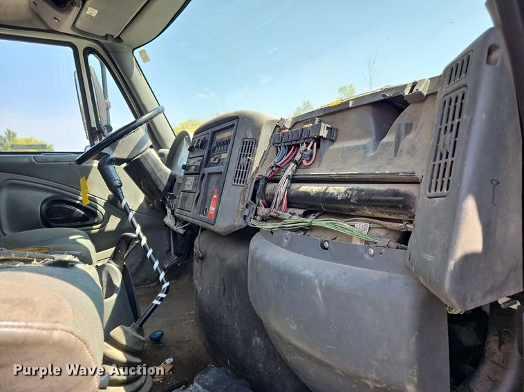 image for item OJ9831 2006 International  4300 bucket truck