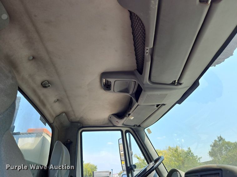 image for item OJ9831 2006 International  4300 bucket truck