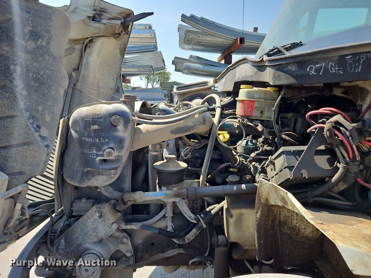 image for item OJ9831 2006 International  4300 bucket truck