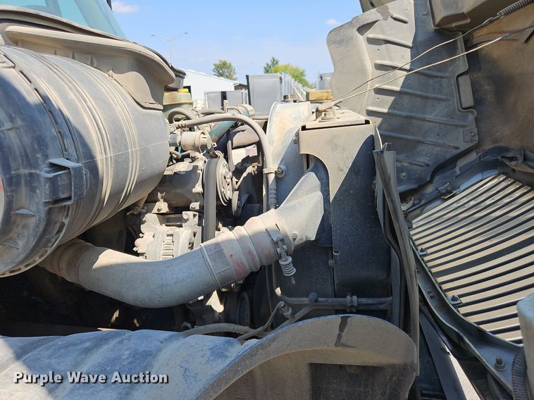 image for item OJ9831 2006 International  4300 bucket truck