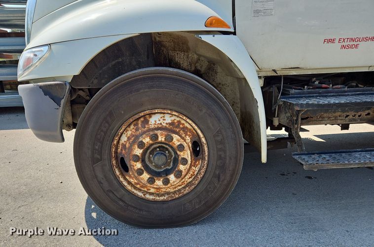 image for item OJ9831 2006 International  4300 bucket truck