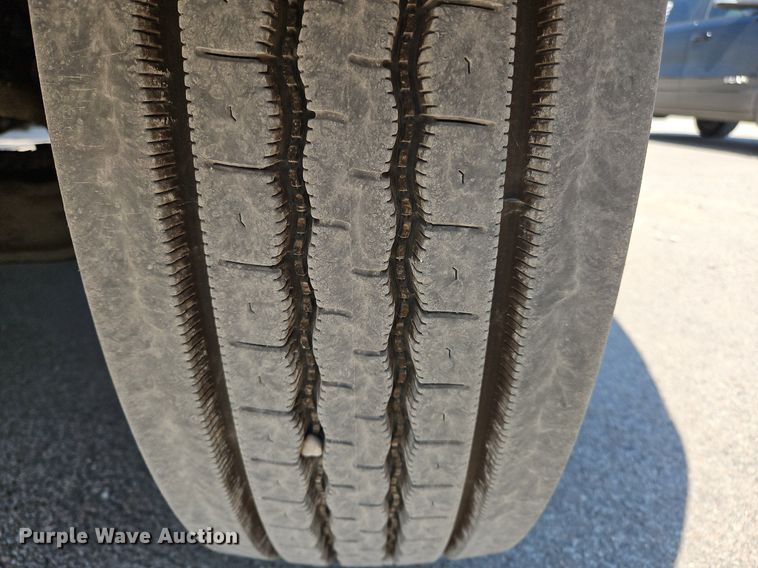 image for item OJ9831 2006 International  4300 bucket truck