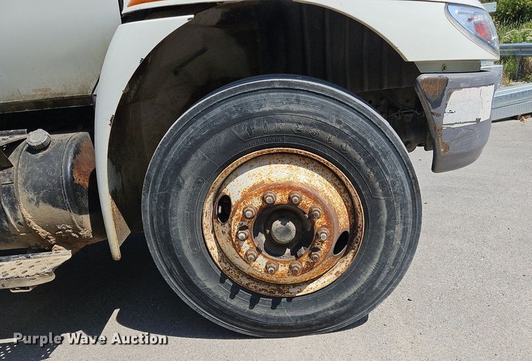 image for item OJ9831 2006 International  4300 bucket truck