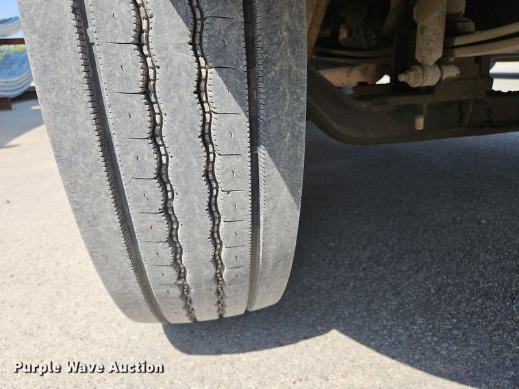 image for item OJ9831 2006 International  4300 bucket truck