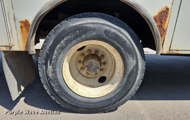 image for item OJ9831 2006 International  4300 bucket truck