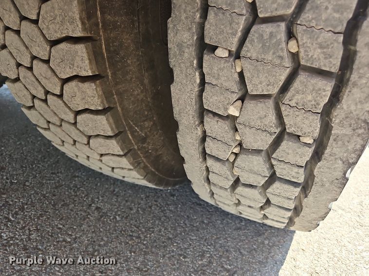 image for item OJ9831 2006 International  4300 bucket truck