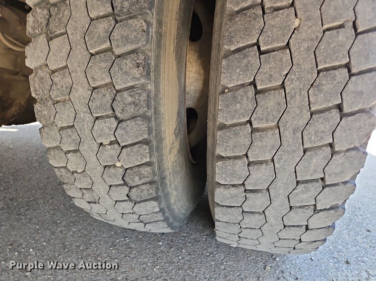 image for item OJ9831 2006 International  4300 bucket truck