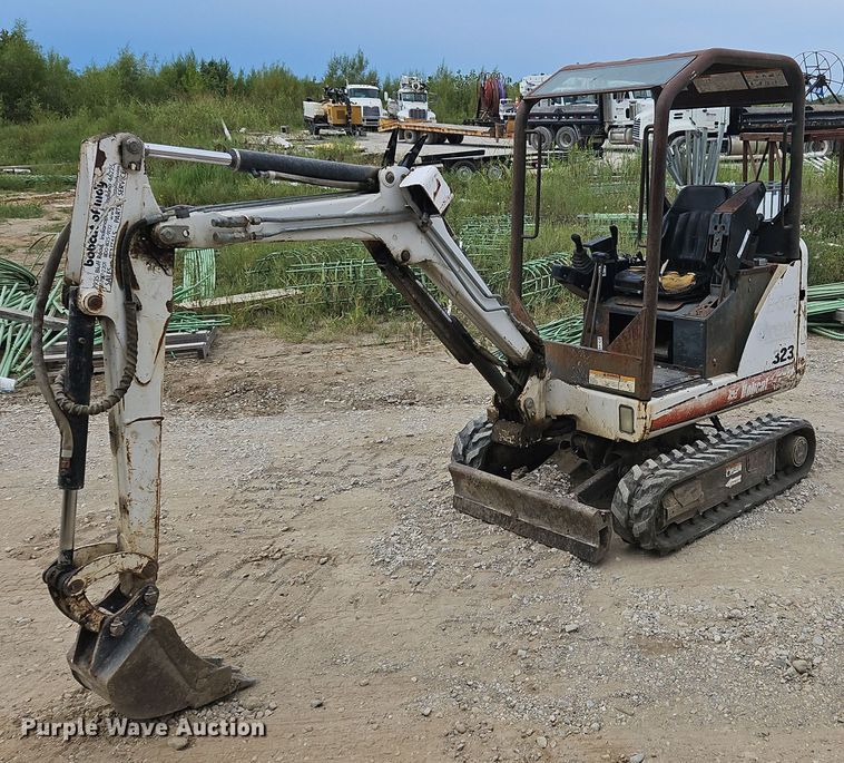 image for item OJ9832 2005 Bobcat 323 mini excavator