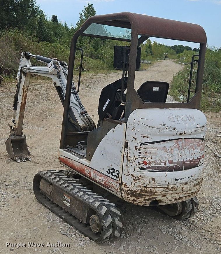 image for item OJ9832 2005 Bobcat 323 mini excavator