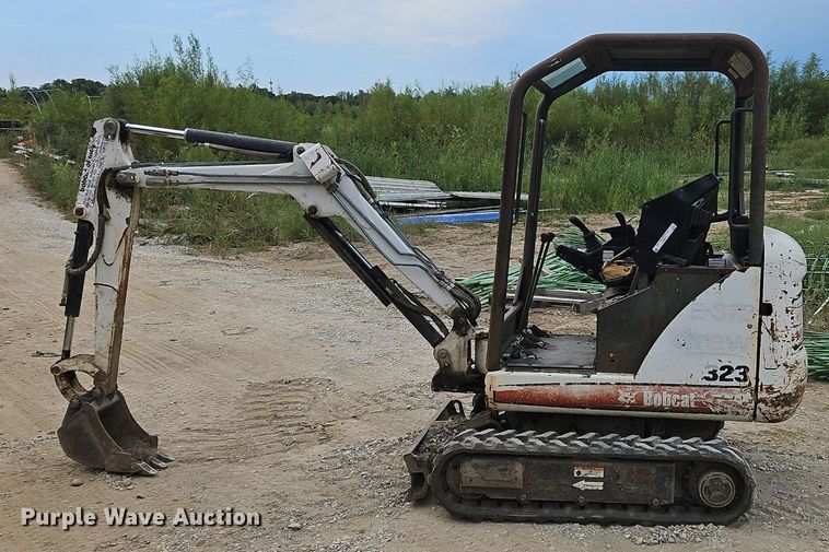 image for item OJ9832 2005 Bobcat 323 mini excavator
