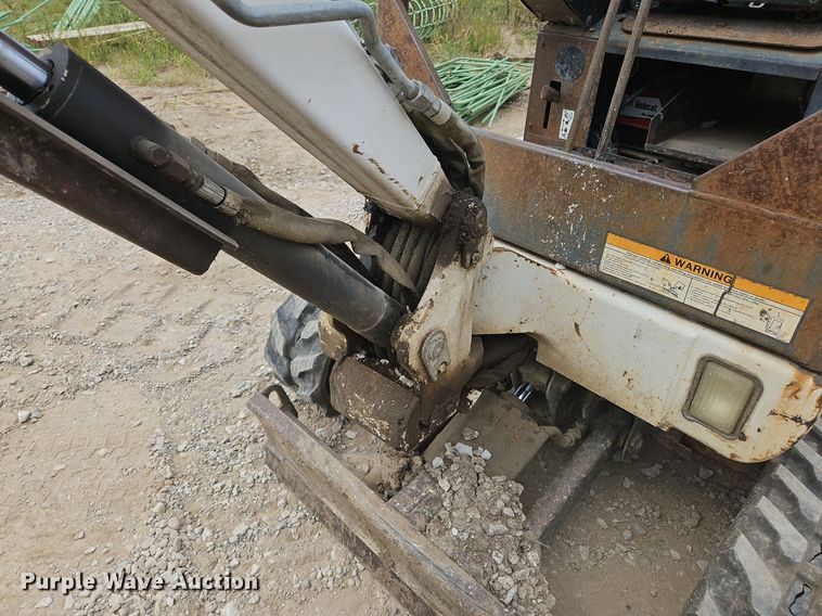 image for item OJ9832 2005 Bobcat 323 mini excavator