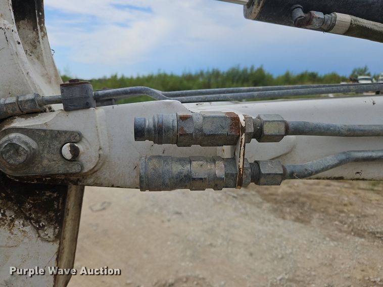 image for item OJ9832 2005 Bobcat 323 mini excavator