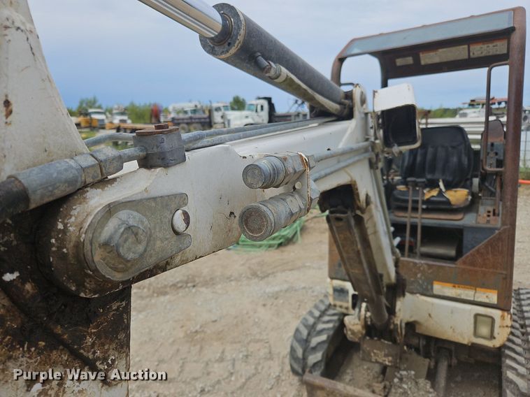 image for item OJ9832 2005 Bobcat 323 mini excavator