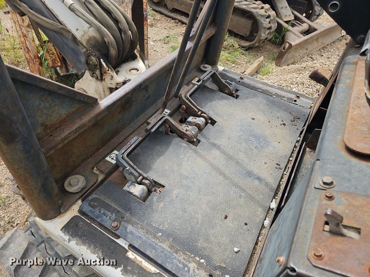 image for item OJ9832 2005 Bobcat 323 mini excavator