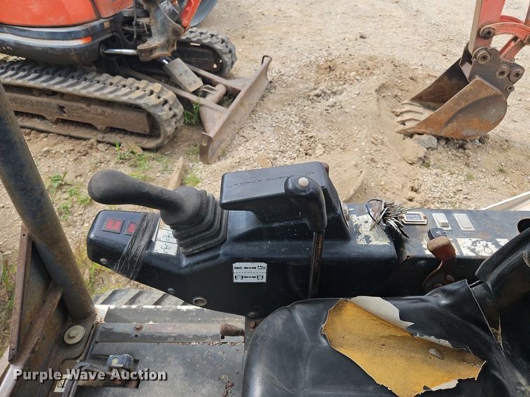 image for item OJ9832 2005 Bobcat 323 mini excavator