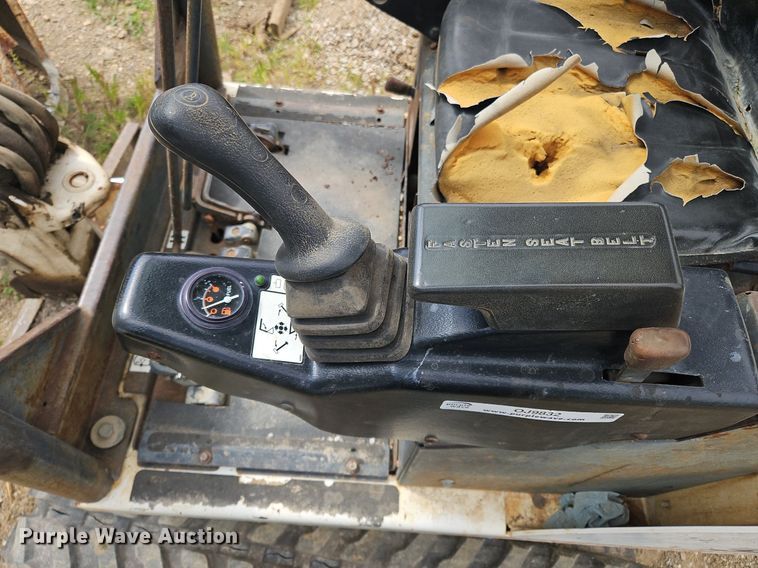 image for item OJ9832 2005 Bobcat 323 mini excavator