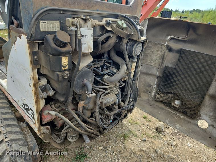 image for item OJ9832 2005 Bobcat 323 mini excavator