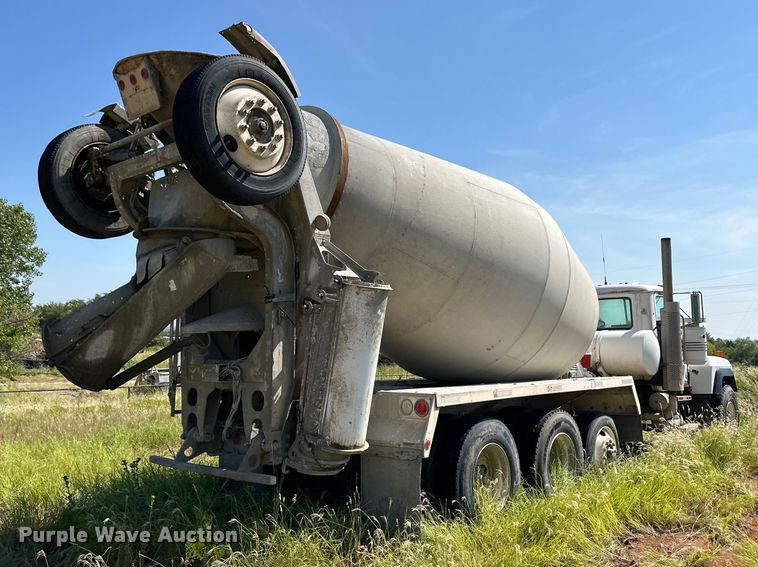 image for item OM9586 1999 Mack RD690S ready mix truck