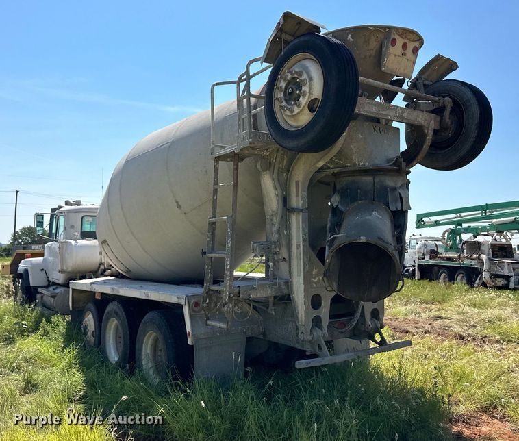 image for item OM9586 1999 Mack RD690S ready mix truck