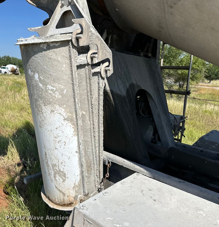 image for item OM9586 1999 Mack RD690S ready mix truck