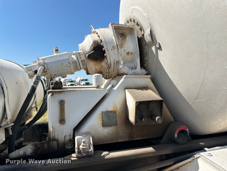 image for item OM9586 1999 Mack RD690S ready mix truck