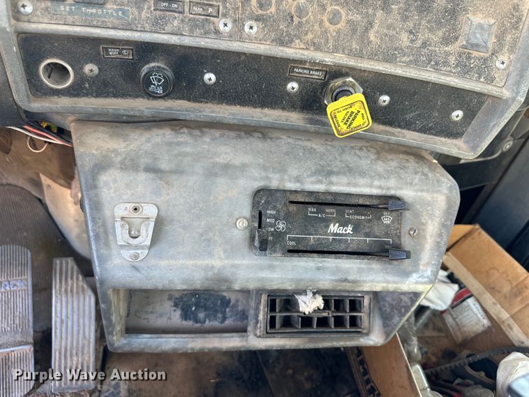 image for item OM9586 1999 Mack RD690S ready mix truck