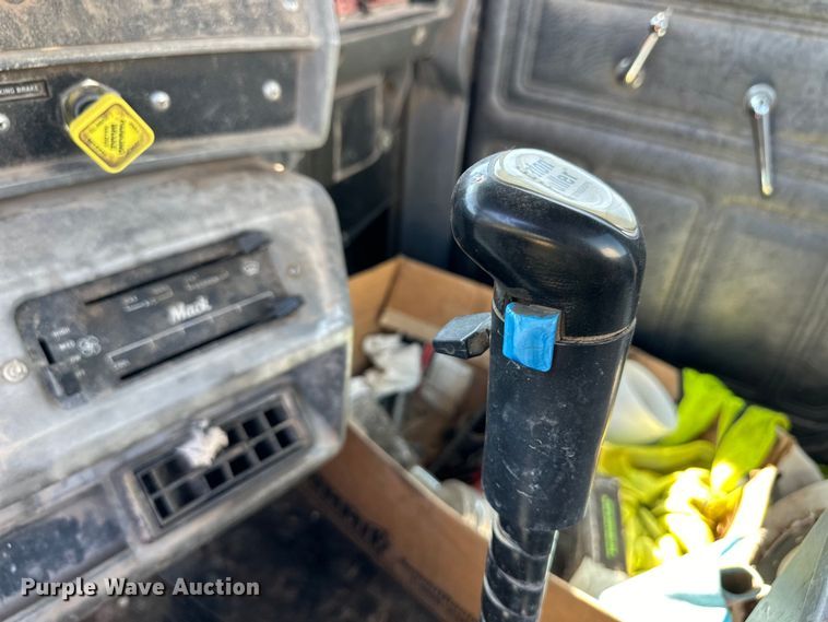 image for item OM9586 1999 Mack RD690S ready mix truck