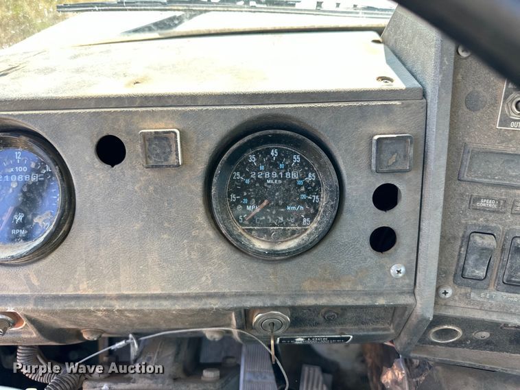 image for item OM9586 1999 Mack RD690S ready mix truck