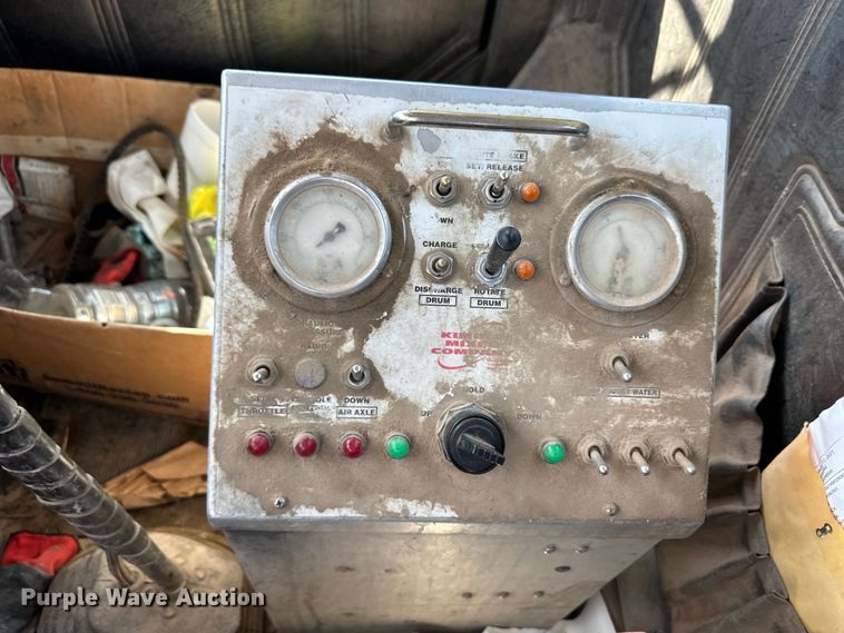 image for item OM9586 1999 Mack RD690S ready mix truck