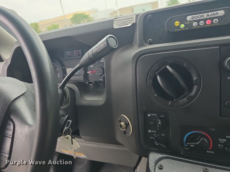 image for item DQ4424 2018 Senator II ST69923C shuttle bus