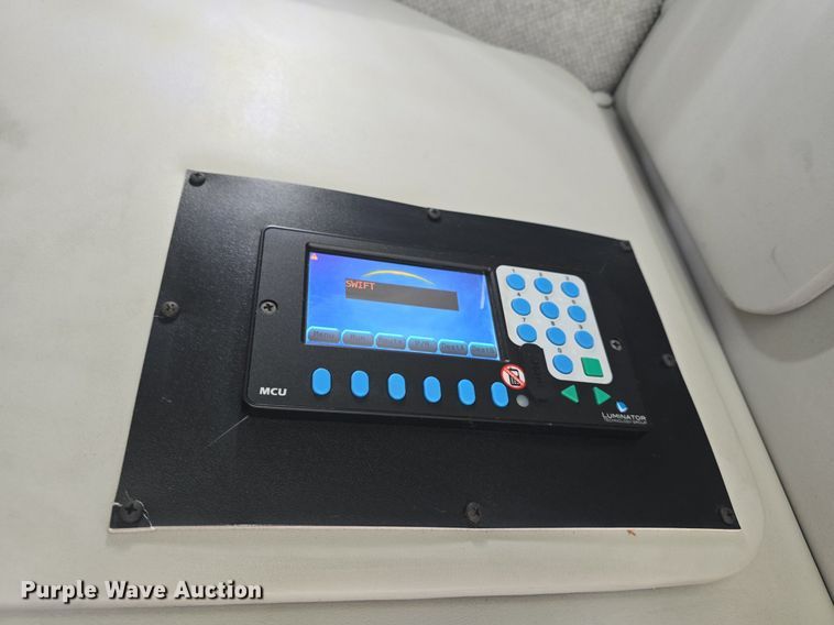 image for item DQ4424 2018 Senator II ST69923C shuttle bus