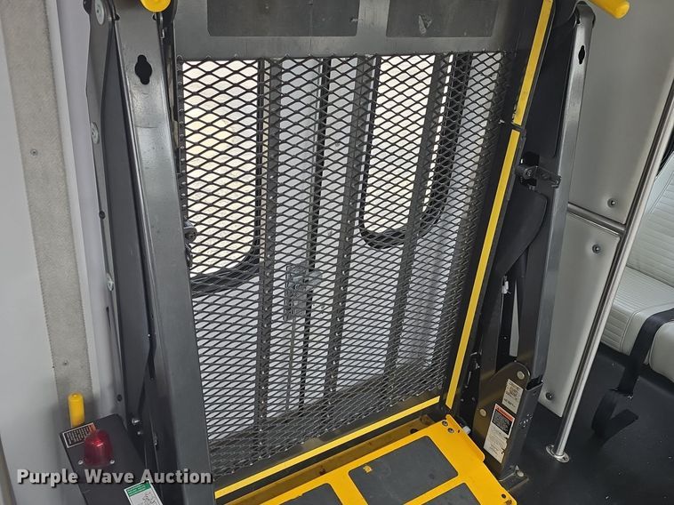 image for item DQ4557 2018 Senator II ST69940C shuttle bus