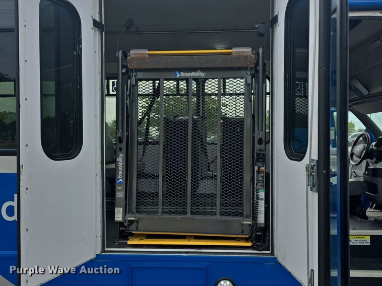 image for item DQ4557 2018 Senator II ST69940C shuttle bus