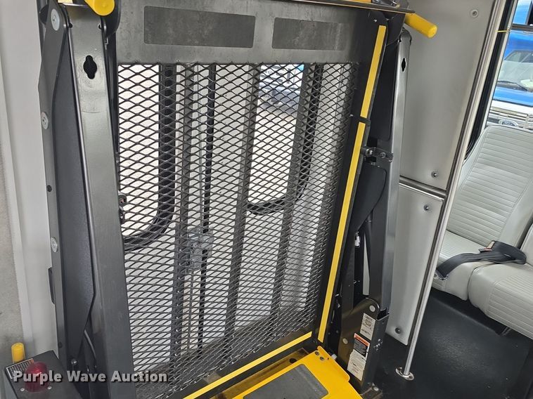 image for item DQ4558 2018 Senator II ST69923C shuttle bus