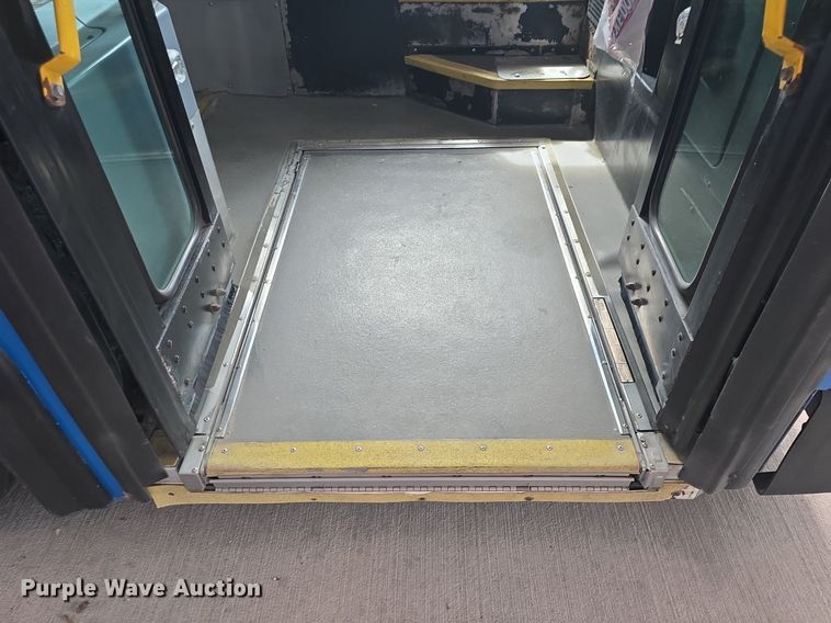 image for item DQ4560 2006 Gillig  G29D102N4 transit bus