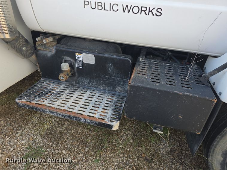 image for item DQ4562 2002 Chevrolet C6500 utility / service truck